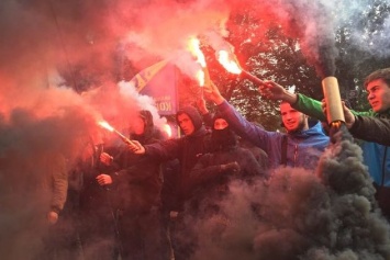 Файеры и дымовые шашки под Радой. Улица окутана дымом