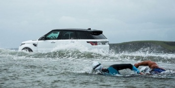 Гибридный Range Rover Sport посоревновался в скорости с двумя пловцами