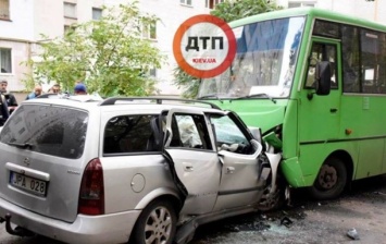 Под Киевом в ДТП во дворе жилого дома погибли три человека