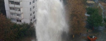 На Салтовке прорвало трубу: фонтан бьет до седьмого этажа (ФОТО)