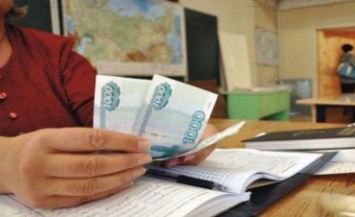 В России учительница вернула родителям "жалкий букет и конверт", подаренные в профессиональный праздник