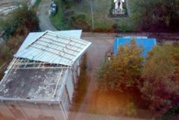 Страшный ураган накрыл Западную Украину: деревья падали прямо на дороги