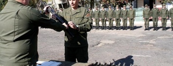 Молодым гвардейцам в Мариуполе вручили автоматы (ФОТО)