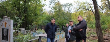 Каменские общественники вызвали полицию на Ждановское кладбище