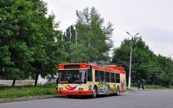 ДТП в Кривом Роге: гибридный троллейбус "соревновался" с иномаркой