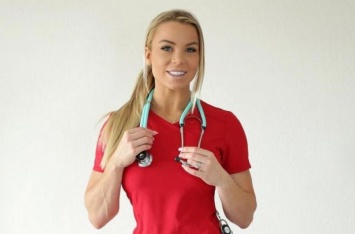 Самая горячая медсестра мира показала, на что променяла спасение людей