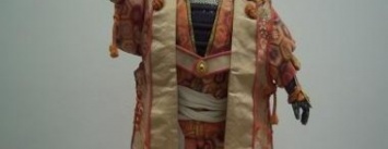 Десятки японских кукол и люди с оружием: что происходило в Художественном музее Днепра (ФОТО, ВИДЕО)