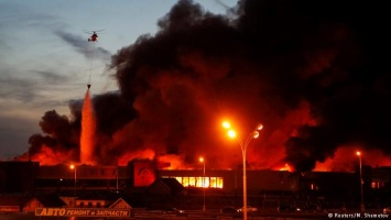 В Москве бушует крупный пожар на строительном рынке