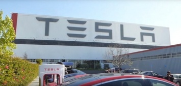 Tesla не справляется с поставками Model 3 из-за ручного труда на производстве