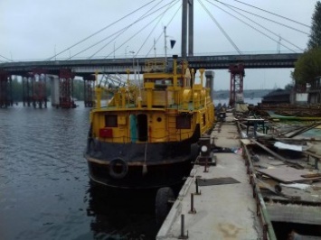 Киевский речпорт восстановил судно для обслуживания своего флота (фото)