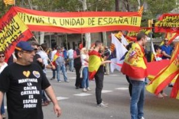 Национальный день Испании: в Барселоне на марш ради единства страны вышли тысячи каталонцев