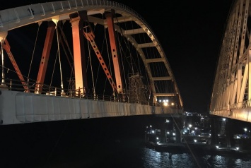 Строители установили автомобильную арку моста через Керченский пролив