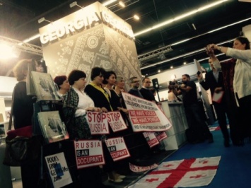 На выставке во Франкфурте грузинские издатели устроили акцию против РФ
