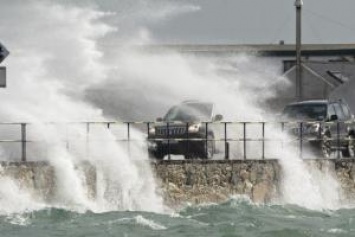 Ураган "Офелия" убил троих человек в Ирландии: в сети обнародованы кадры стихии