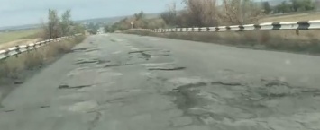 Депутат Мариупольского горсовета раскритиковал участок дороги от Бердянска до Запорожья (видео)