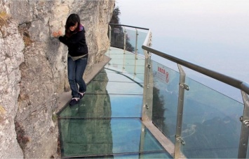 В Китае начал трескаться знаменитый стеклянный мост, но посетителей от этого не убавляется