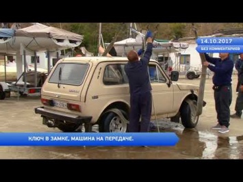 В Одессе Нива с водителем ушла под воду. видео