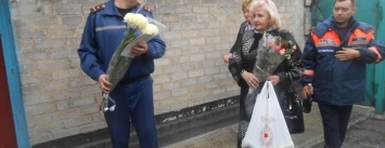 В Покровске спасатели поздравили ветерана пожарной охраны с 90-летним юбилеем