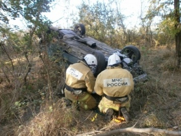 Крымские спасатели вытащили из кювета перевернувшийся автомобиль