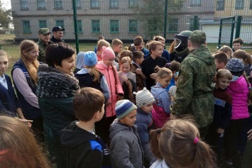 Уроки безопасности: полицейские Мариуполя и киевские взрывотехники побывали в прифронтовом Виноградном