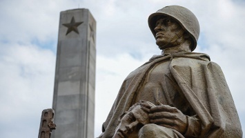 В Польше вступает в силу закон, позволяющий сносить советские памятники