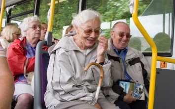 Ученые поведали, почему смертельно опасно уступать старшим людям место в транспорте
