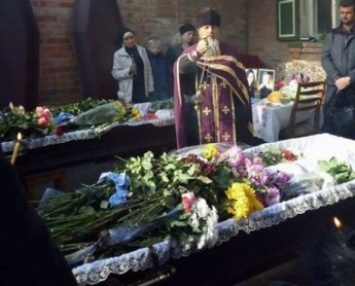 В Харькове простились с жертвами аварии: задержались бы на две секунды - были бы живы