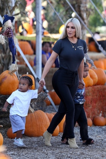 Ким Кардашьян с детьми готовится к Хэллоуину