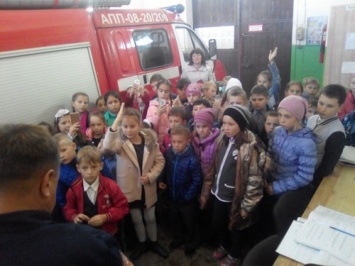Крымские спасатели провели для детей экскурсию в пожарной части