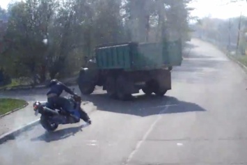 ВИДЕО ДТП на Ровненщине: в Оржеве мотоциклист погиб под колесами грузовика