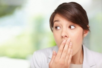 Как избавиться от неприятного запаха изо рта: причины и лечение