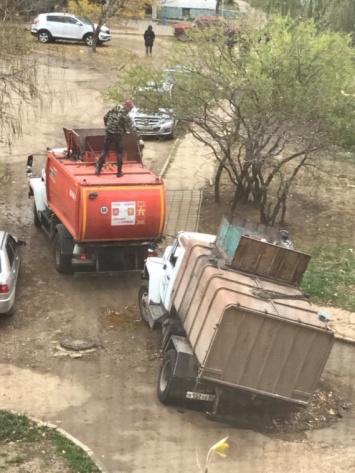 В Керчи в оставленной водоканалом яме застрял мусоровоз