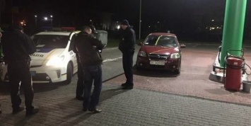 В Киеве полицейские три часа ждали, пока пьяный водитель выспится в авто