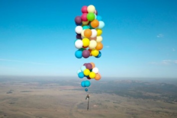 Экстремал отправился в полет над Африкой на воздушных шариках: появилось видео