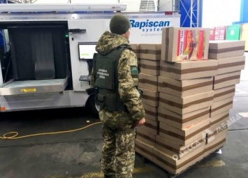 Одесские пограничники нашли свыше сорока тысяч контрабандных сигарет, спрятанных в одноразовых грилях (фото)