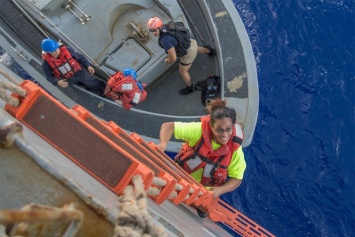 Моряки ВМС США спасли дрейфовавших полгода в океане женщин