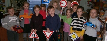 В Славянской детской библиотеке устроили театрально-правовую игру "Уважайте светофор"