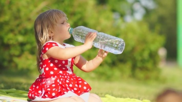 Детей надо приучать пить воду