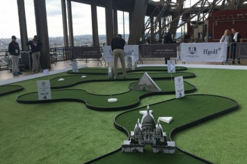 На Эйфелевой башне теперь можно поиграть в гольф