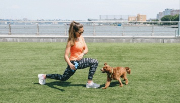 6 упражнений, которые превращают прогулку вашей собаки в тренировку всего тела для вас