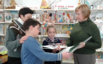 Белозерка получила книги культового украинского писателя Василия Шкляра