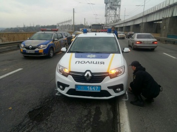 Выпавший из грузовика противооткатный упор повредил авто патрульных