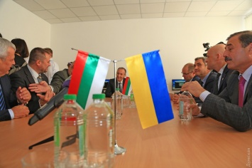 Министры образования Болгарии и Украины открыли в одесской школе "умный" кабинет для изучения языков