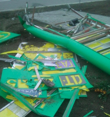 В Запорожской области возле автозаправки рухнуло табло (Фото)