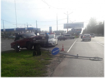 В Одессе на поселке Котовского «пятерка» снесла светофор