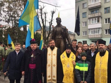 В Житомире открыли памятник националисту Ольжичу