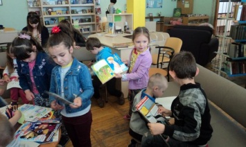 Дети Каменского проводят осенние каникулы в библиотеке