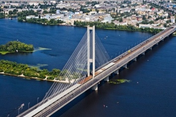 В Киеве малолетние руферы покорили самый высокий мост Украины. Видео