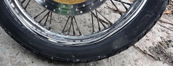 В Мариуполе мотоциклисты повредили колеса, влетев в ямы на дороге (ФОТО)