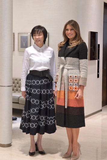 Мелания Трамп прилетела в Японию в вязаном пальто с цветами на карманах